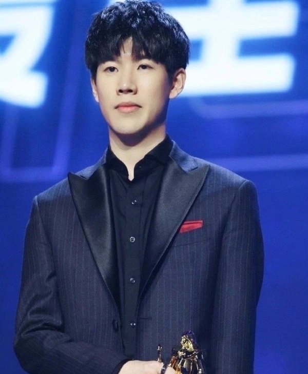 aurora 和 9 Pandas 交易 r3salt 和 clax